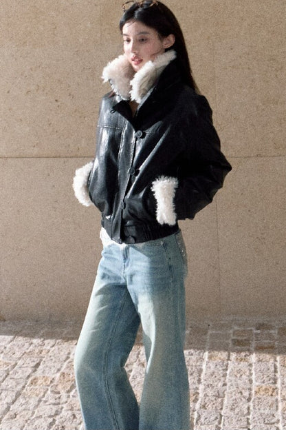 Kurze Jacke aus strukturiertem Leder mit Stehkragen