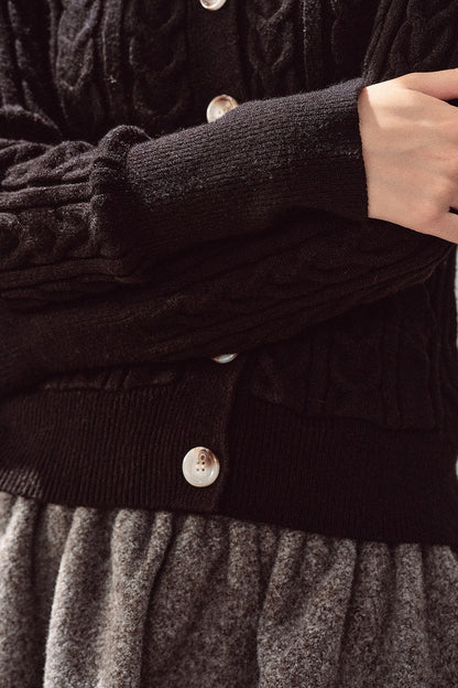 Kabelstrickjacke mit Kapuze und Pelzkragen