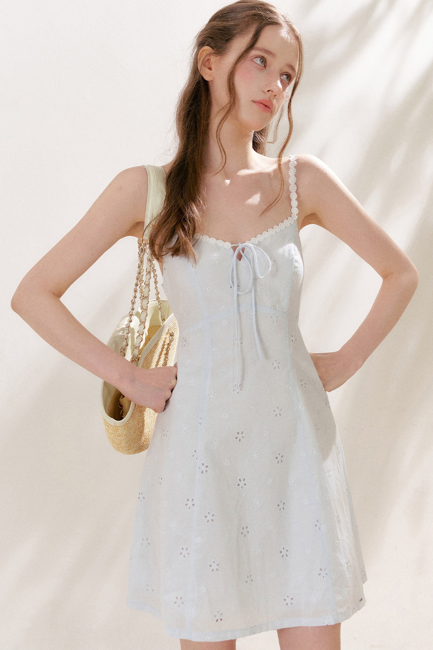 Ensemble robe caraco en coton brodé de fleurs