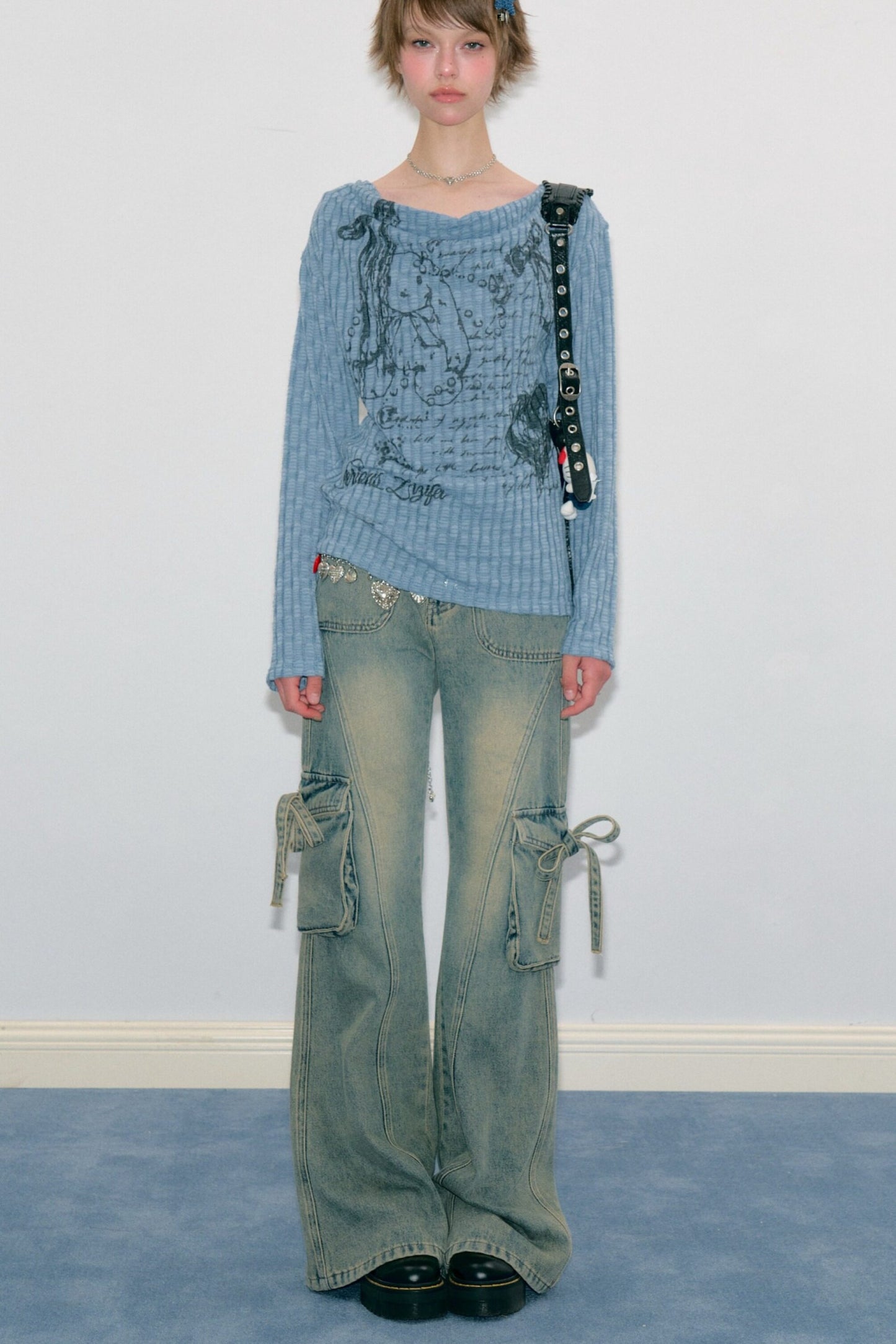 Blusa in maglia con graffiti di conigli