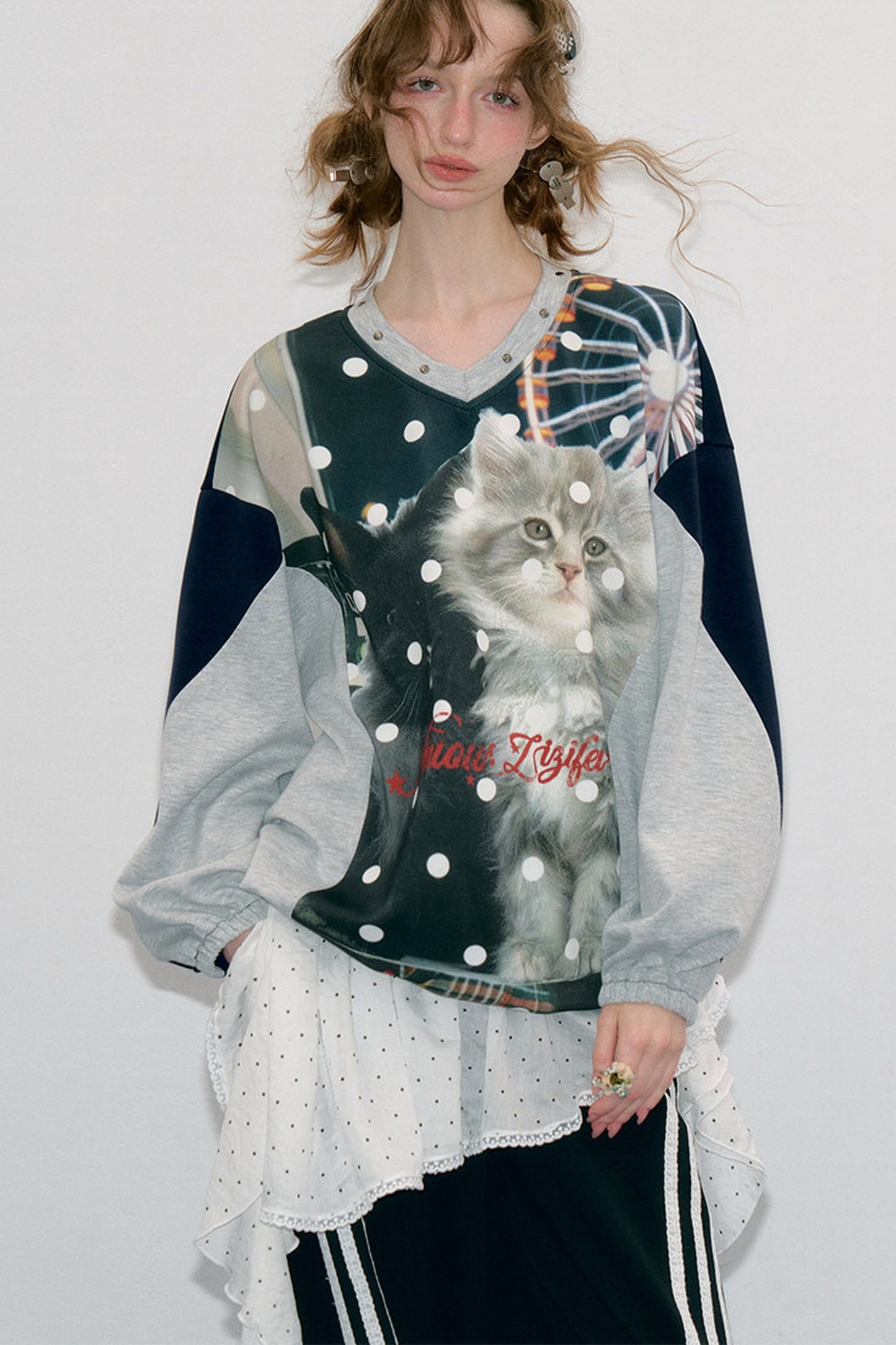 Sweatshirt à col V avec empiècements, imprimé chat et pois