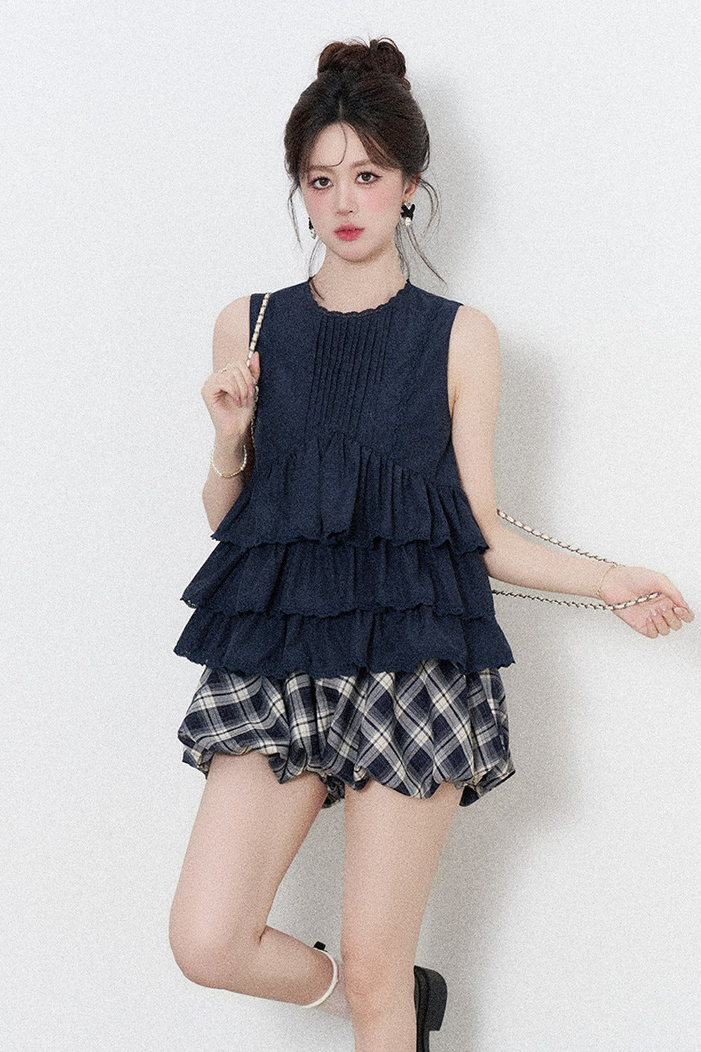 Conjunto de camisa azul marino con volantes y falda de cuadros