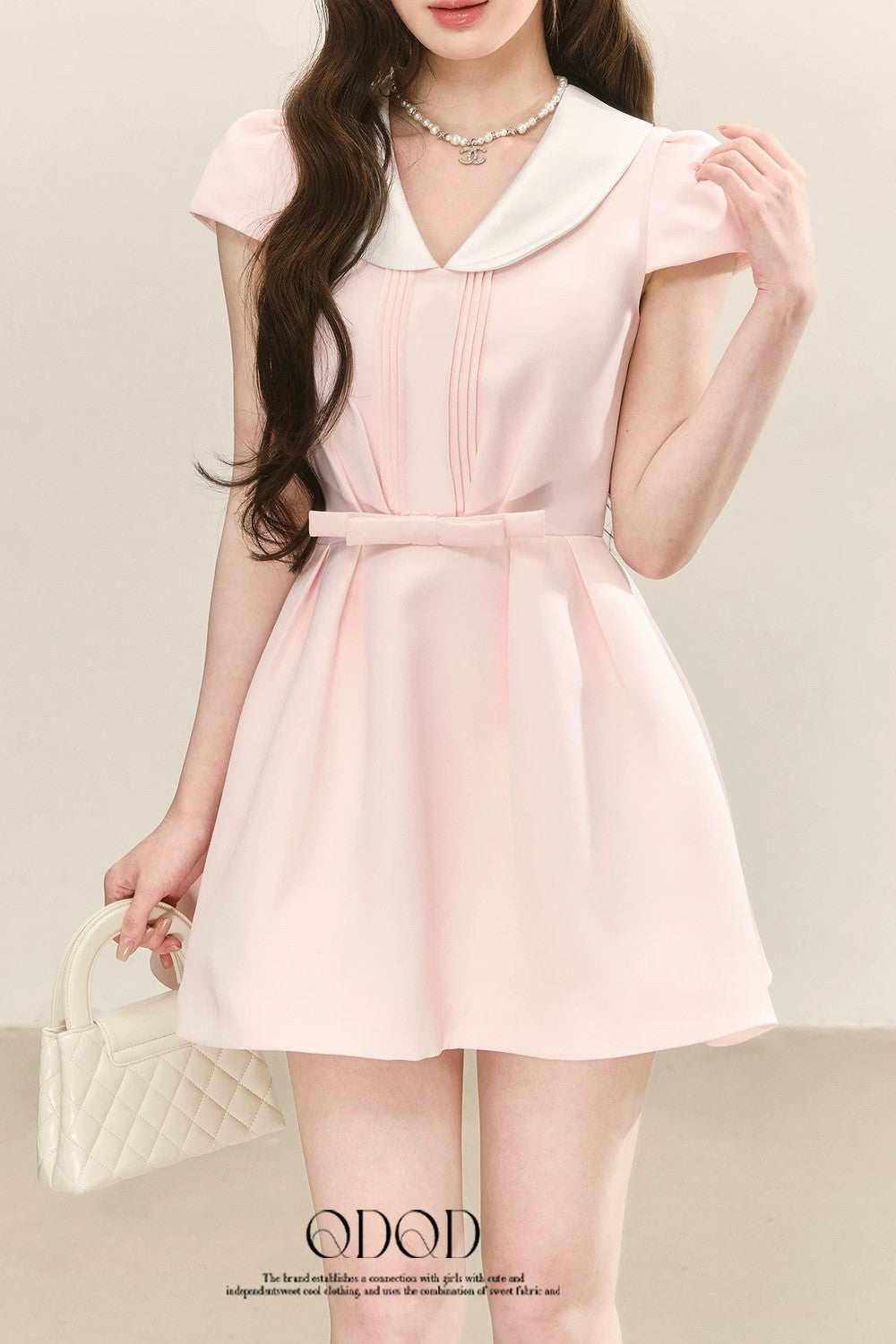 Vestido con bloques de color y cuello de muñeca