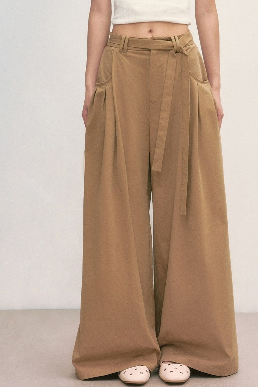 Pantalones caqui de pierna ancha con cintura anudada