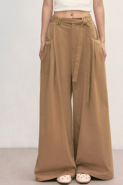 Pantalones caqui de pierna ancha con cintura anudada