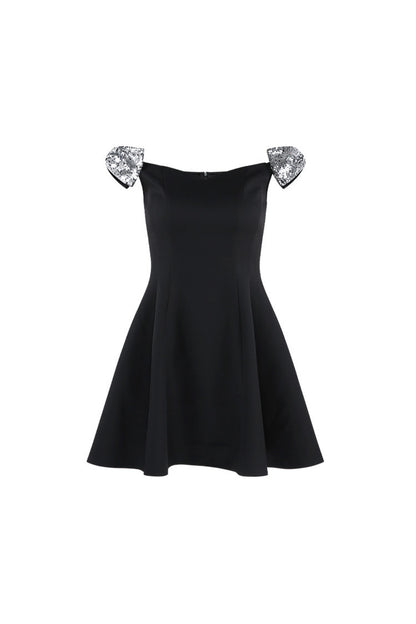 Schwarzes schulterfreies Kleid mit geraffter Taille