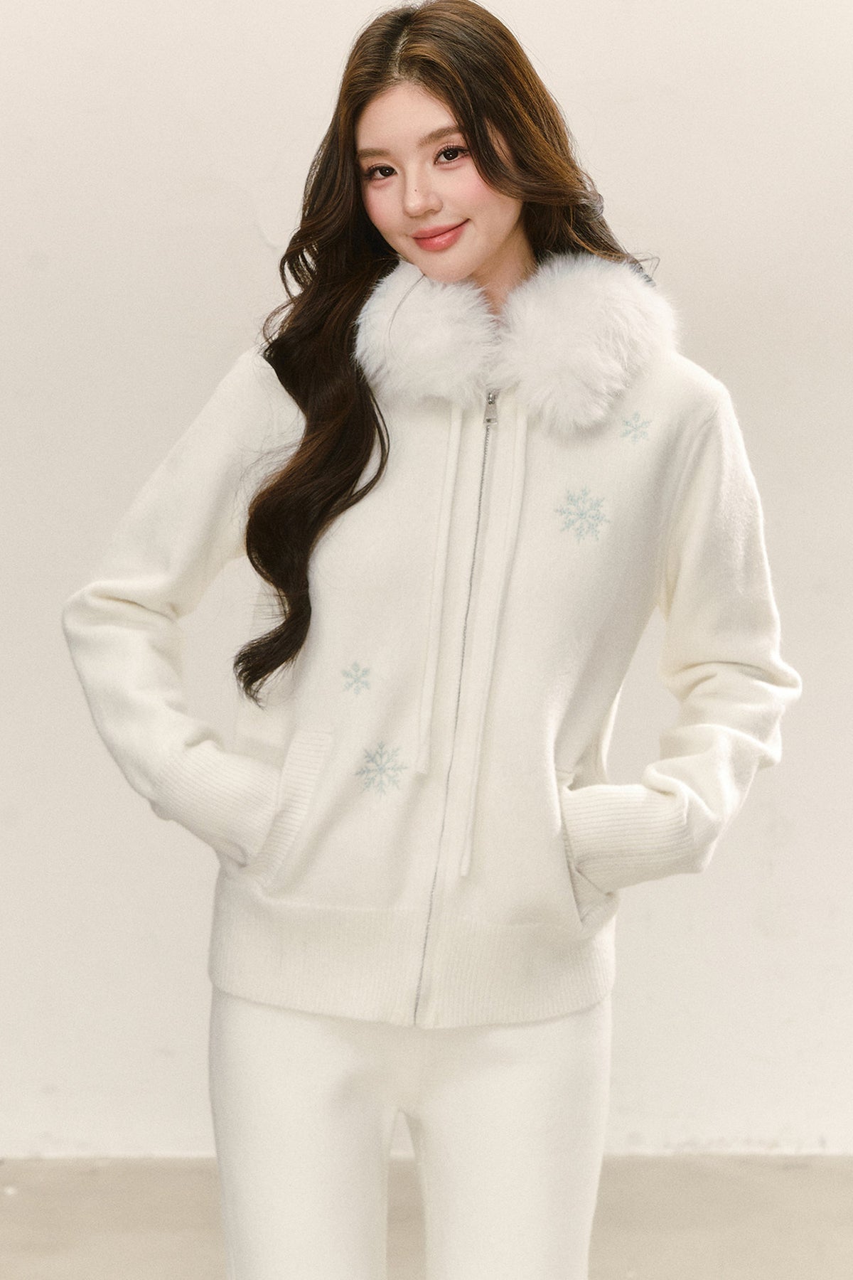 Ensemble haut en maille à flocons avec capuche et col en fourrure