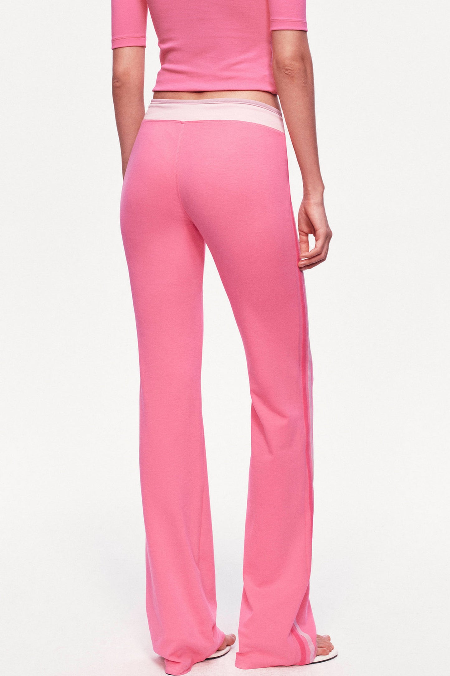 Pantaloni dritti a vita bassa con coulisse e doppia fascia in vita