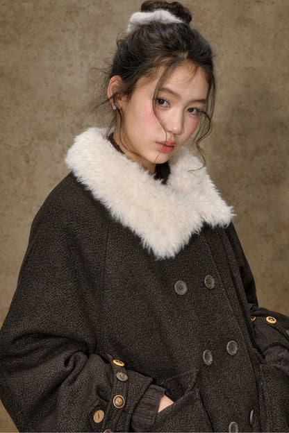 Kurze Daunenjacke mit Color-Blocking und Pelzkragen