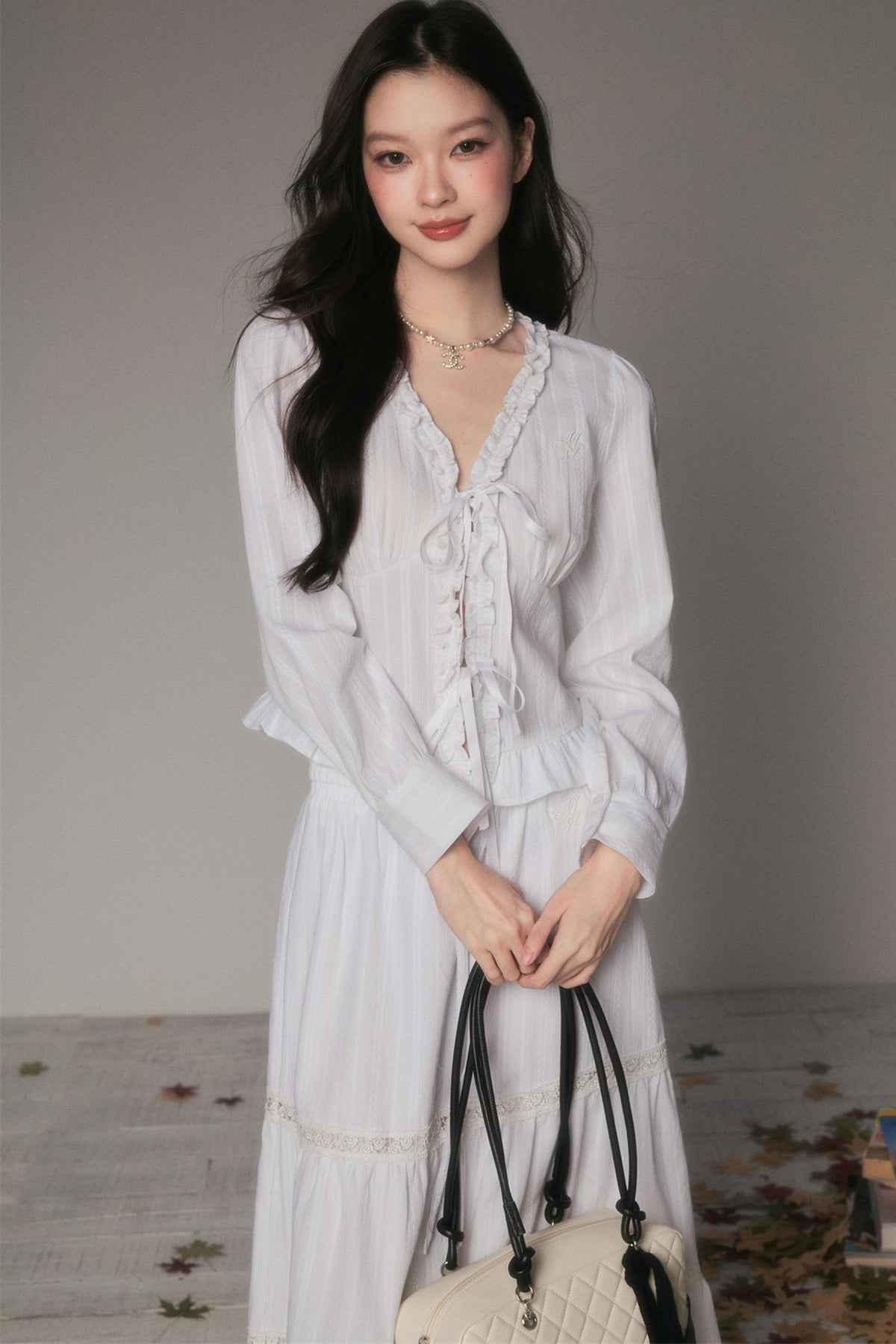 Camicia a maniche lunghe con scollo a V in pizzo e laccetto