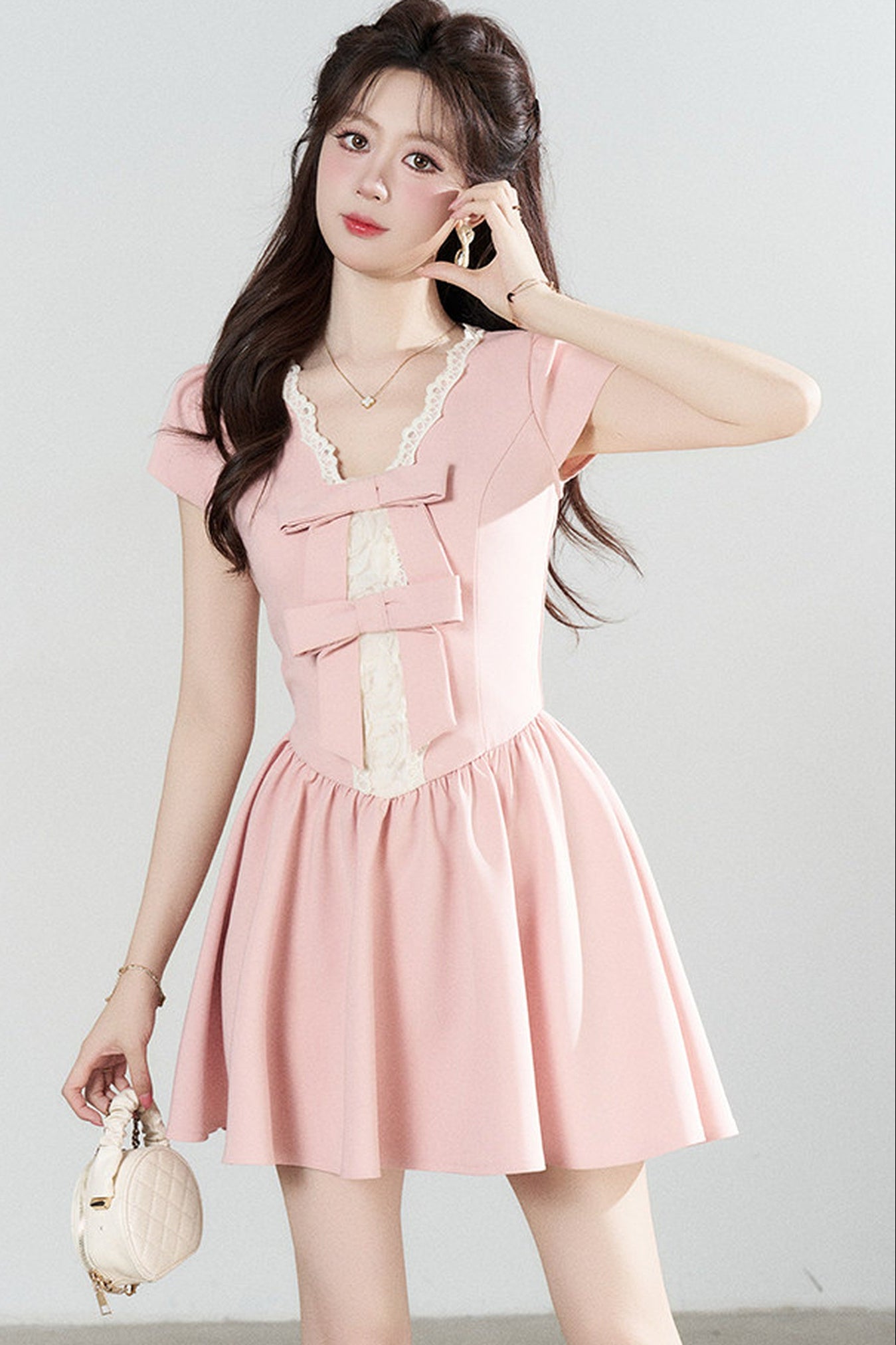 Rosa Spitzenkleid mit V-Ausschnitt