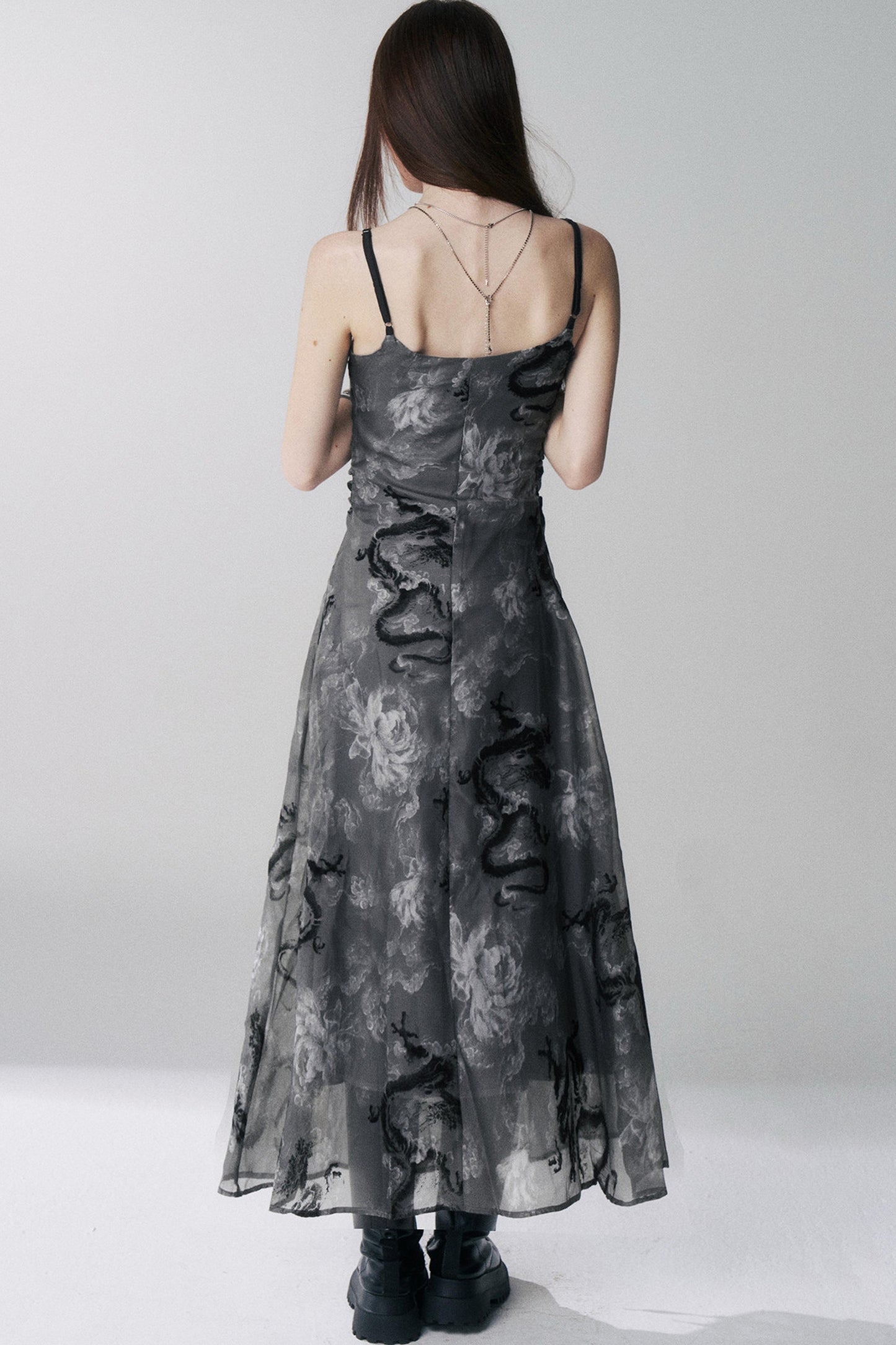 Trägerkleid mit Drachen- und Blumenmuster aus luftigem Feingewebe