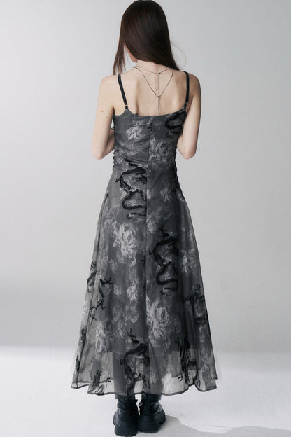 Trägerkleid mit Drachen- und Blumenmuster aus luftigem Feingewebe