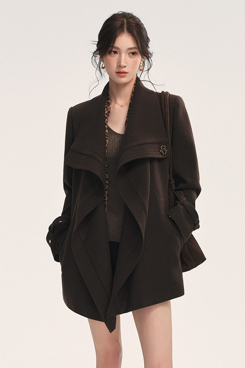 Asymmetrischer Wollmantel mit großem Revers und Bindegürtel