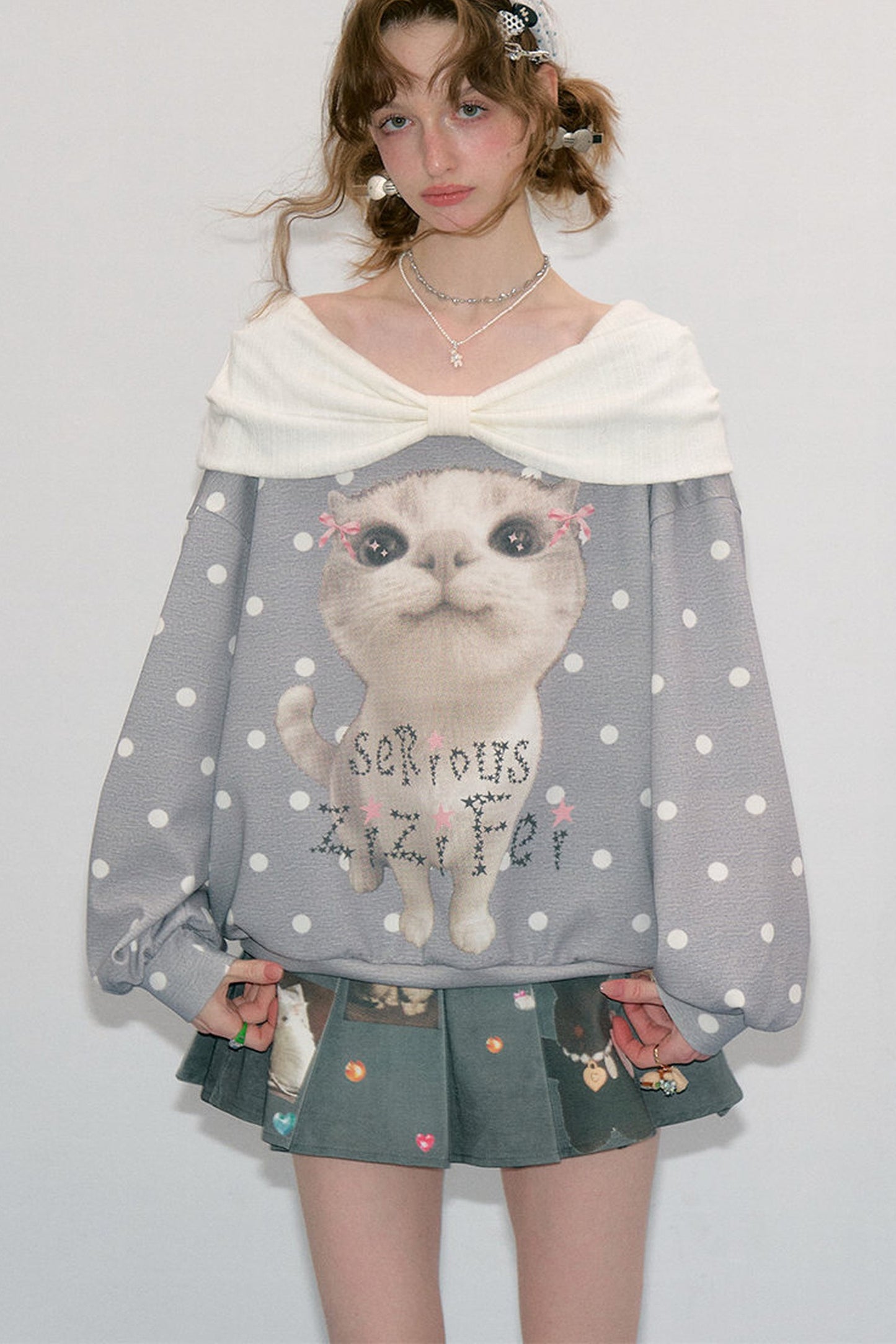 Sudadera gris con estampado de gato y lunares