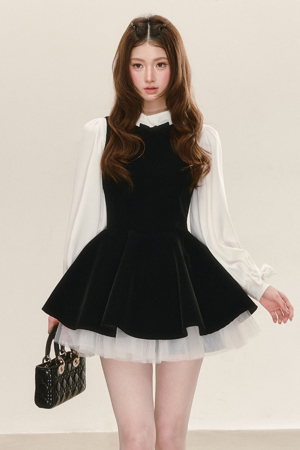 Conjunto de vestido de terciopelo negro con camisa