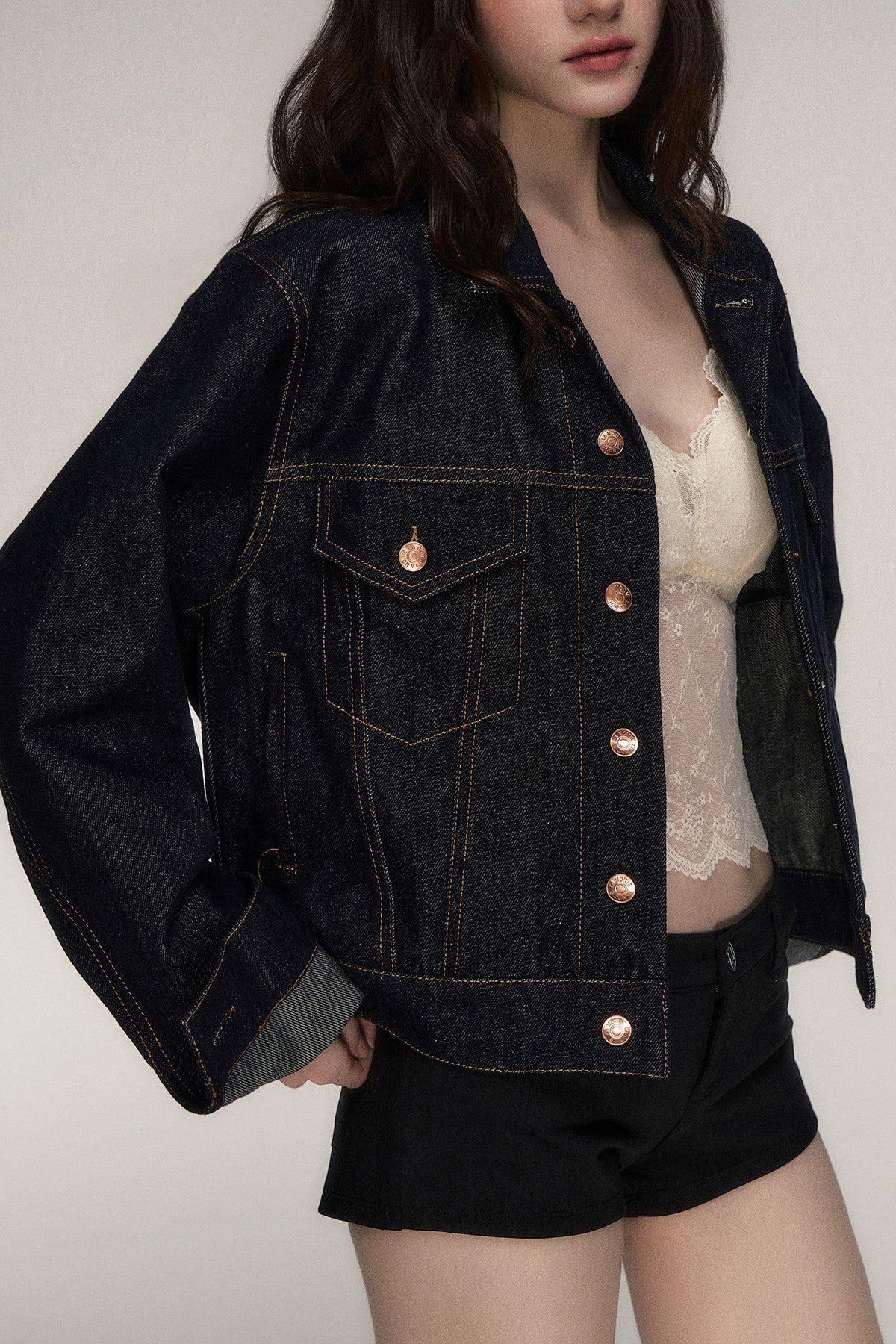 Klassische kurze Jeansjacke