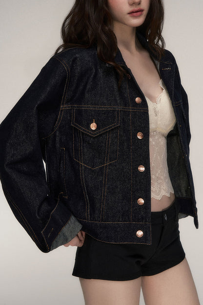 Klassische kurze Jeansjacke