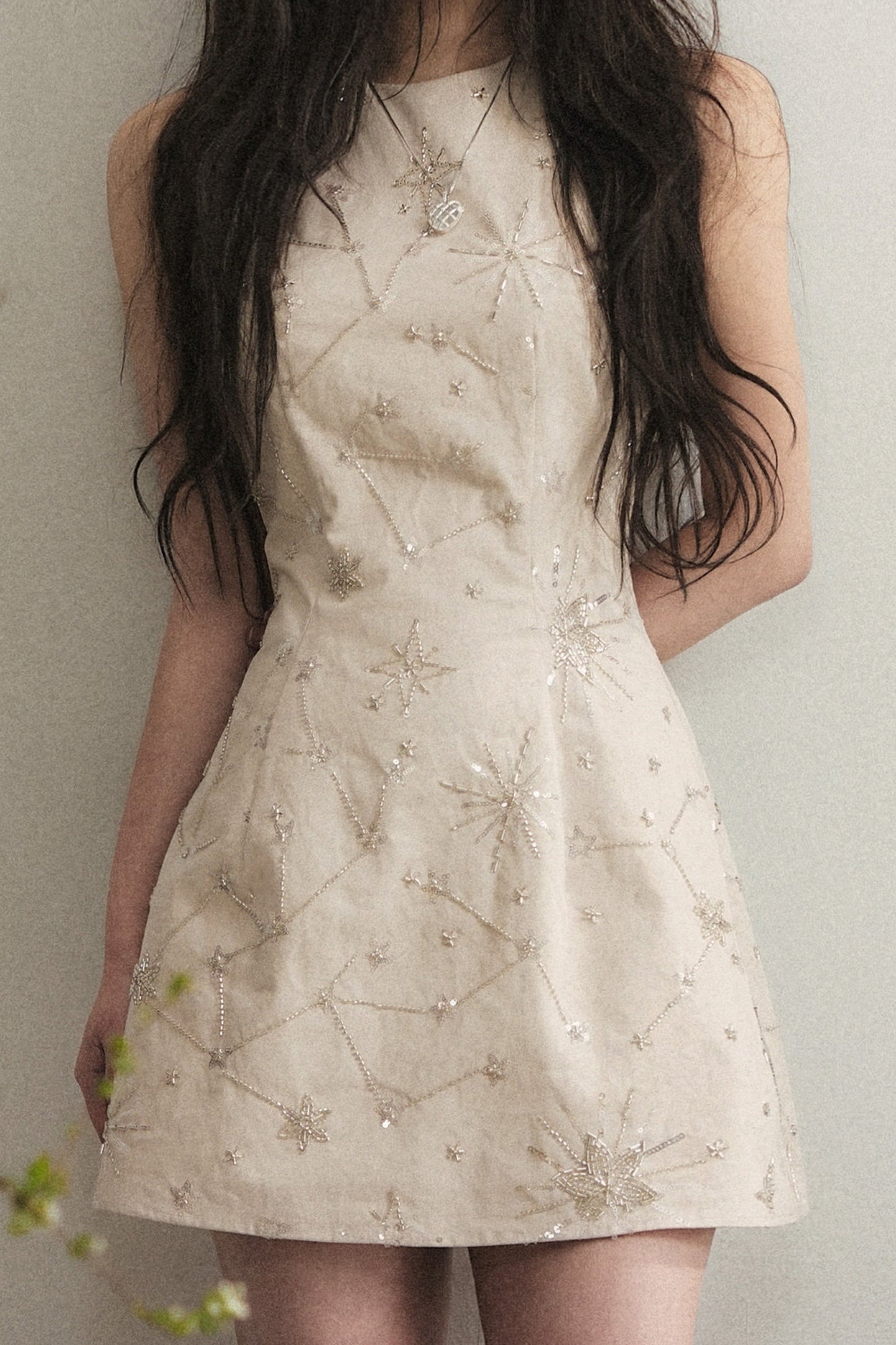 Robe mini sans manches à broderies perlées épaisses