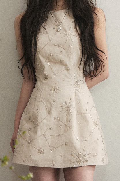 Robe mini sans manches à broderies perlées épaisses
