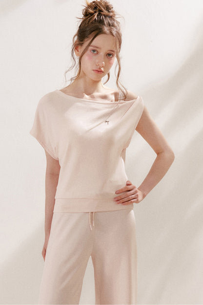 Conjunto de camiseta asimétrica y pantalones de capa de aire