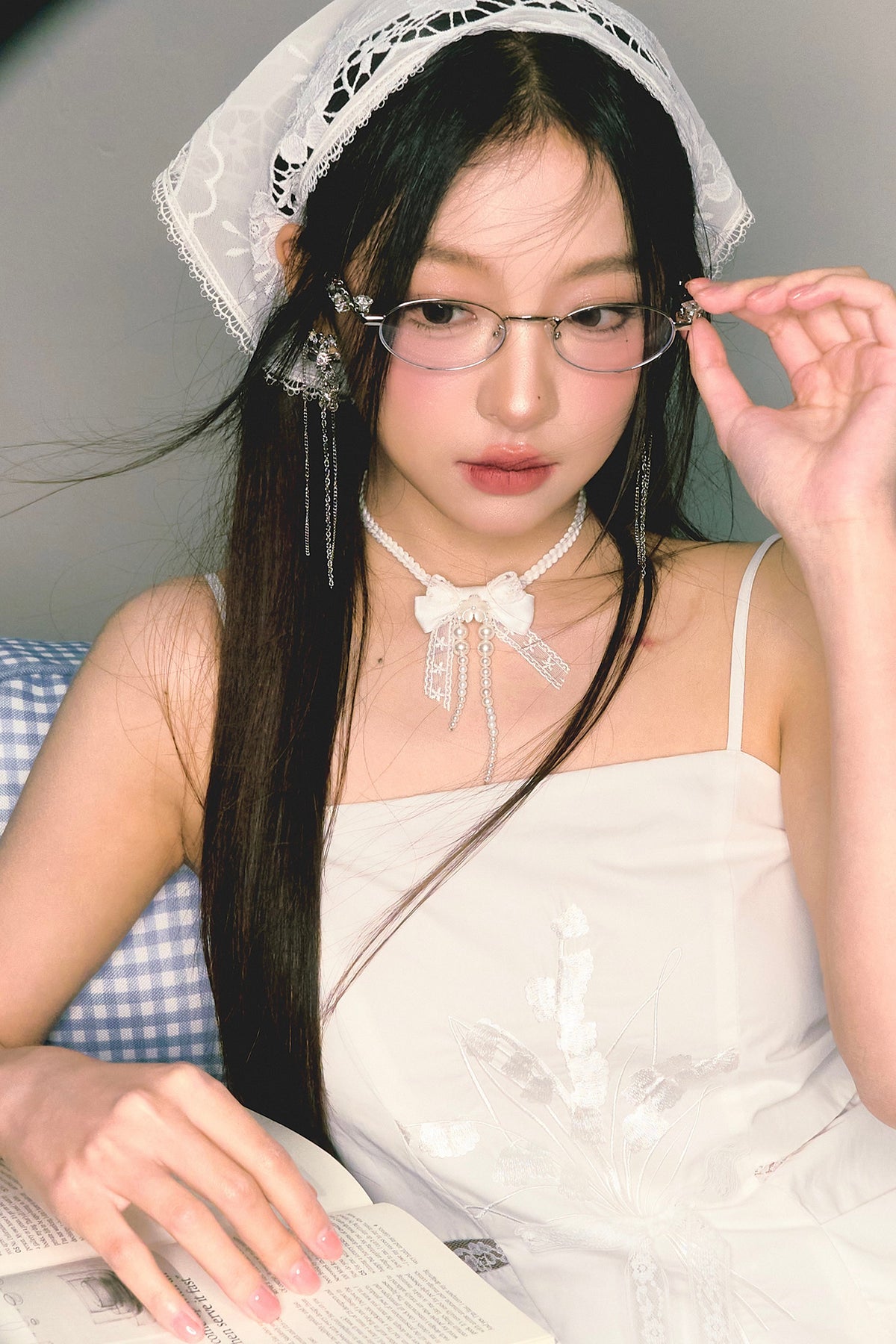 Weiße Choker-Halskette mit Spitzenschleife und Perlenband