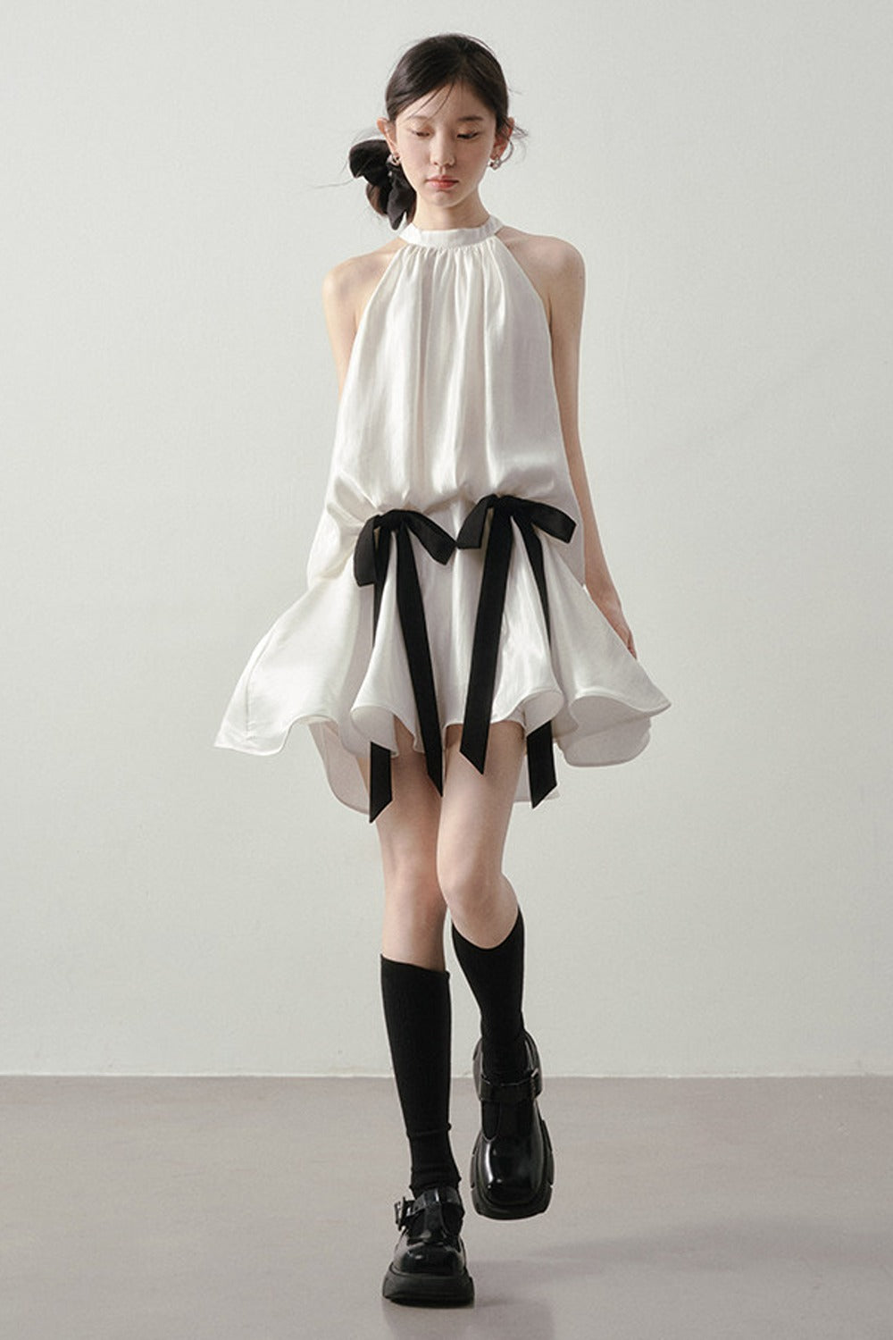 Vestido elegante de cuello halter con lazo