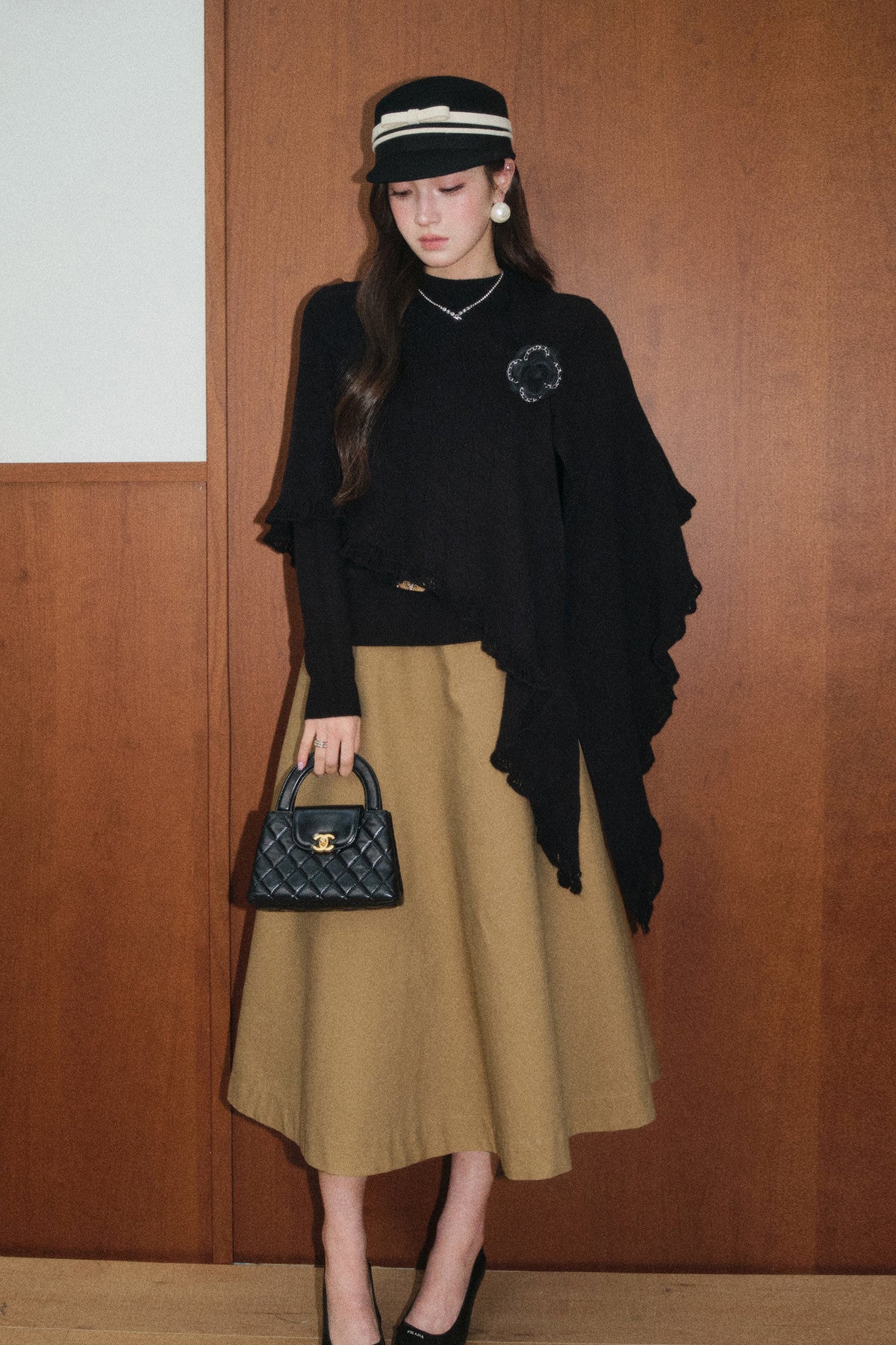 Ensemble pull et jupe noirs à bordure en dentelle