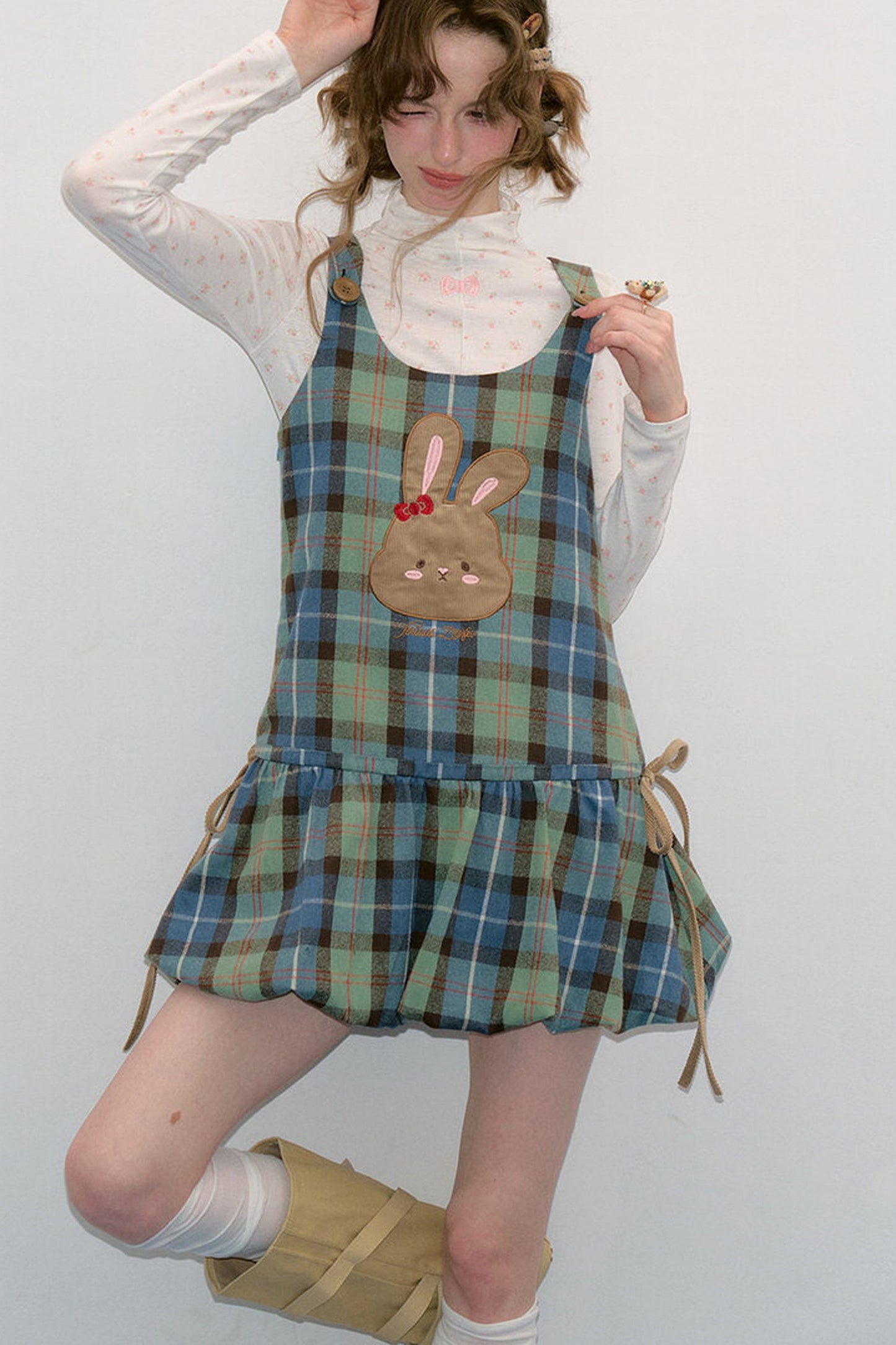 Vestido por capas de cuadros retro con parche de conejo