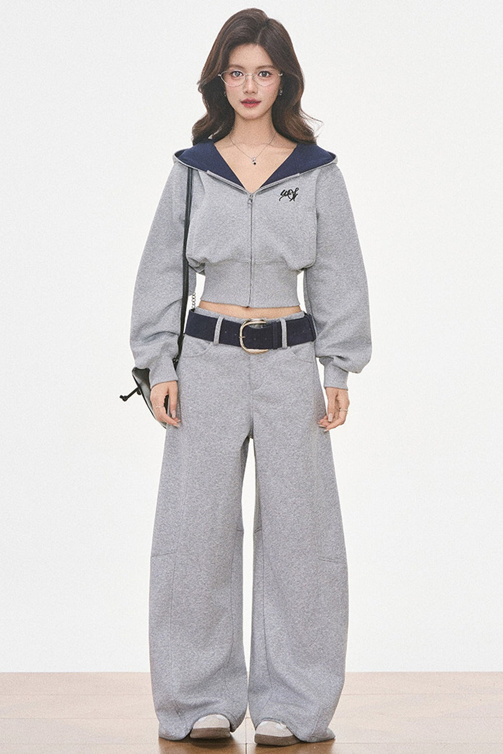 Ensemble sweat-shirt à capuche gris et pantalon large