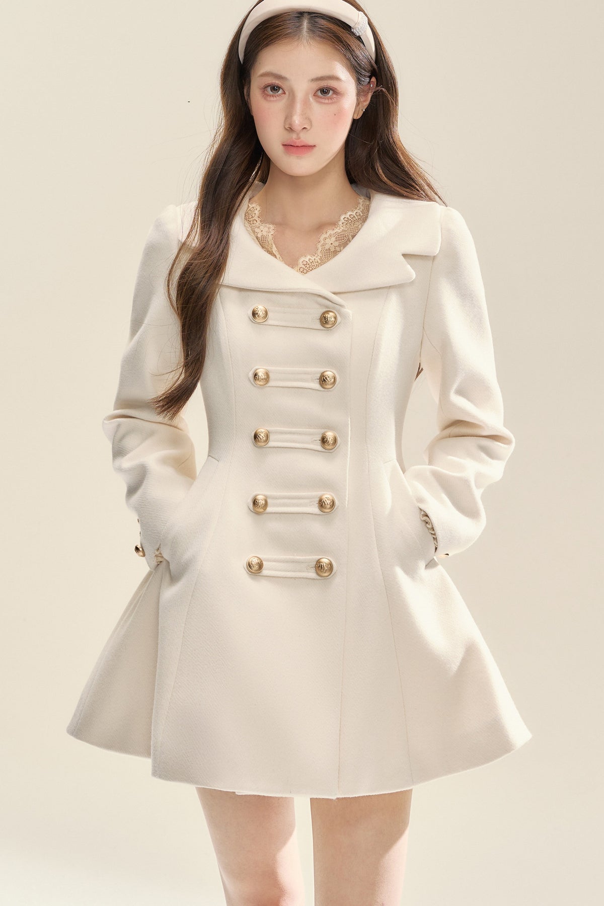 화이트 더블 브레스티드 플레어 재킷