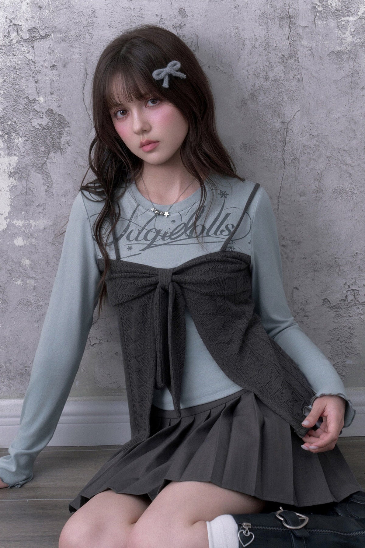 Blusa grigio-azzurra a maniche lunghe con fiocco e effetto a strati