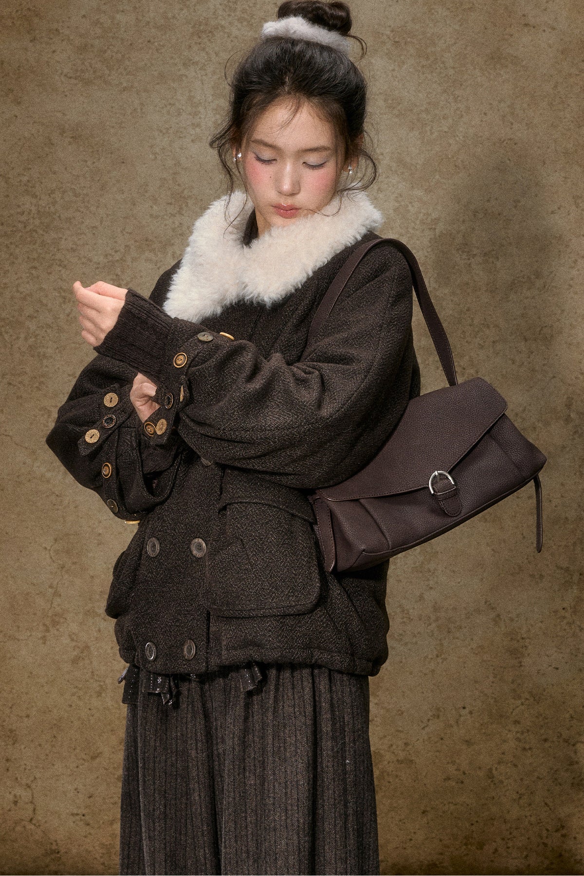 Kurze Daunenjacke mit Color-Blocking und Pelzkragen