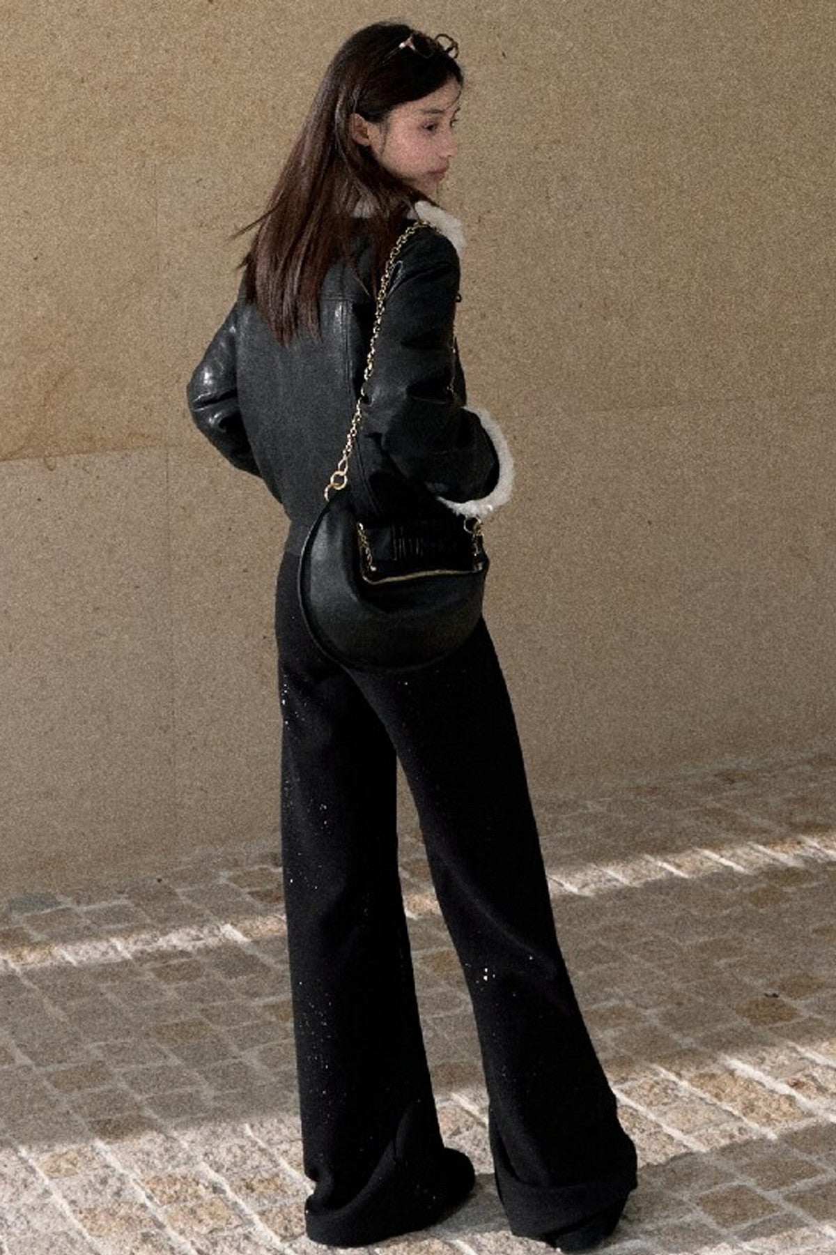 Kurze Jacke aus strukturiertem Leder mit Stehkragen