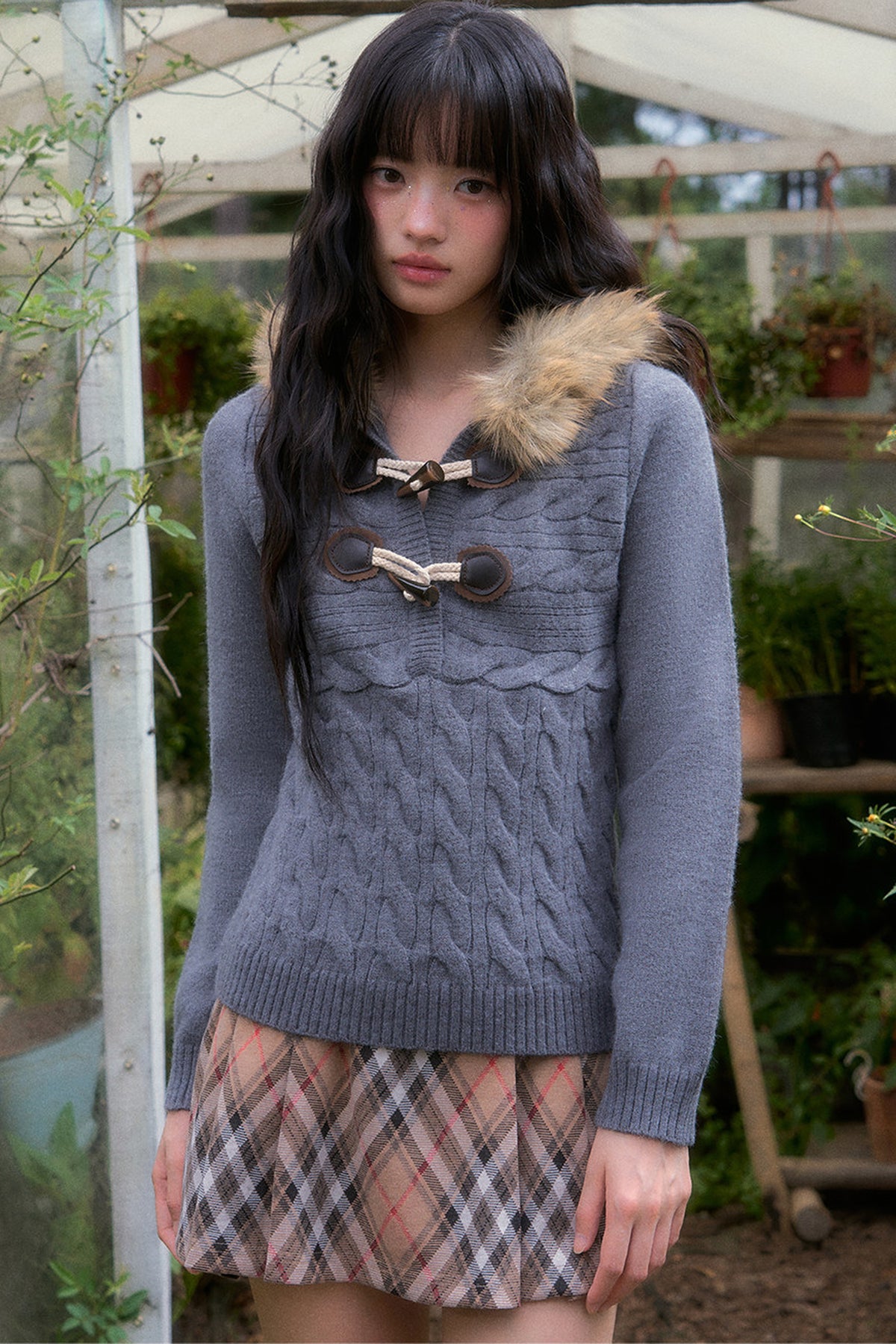 Zopfstrickpullover mit Fellkragen und Knebelverschlüssen