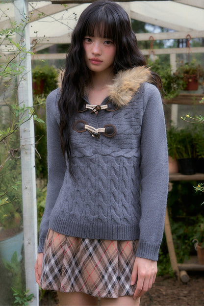 Zopfstrickpullover mit Fellkragen und Knebelverschlüssen