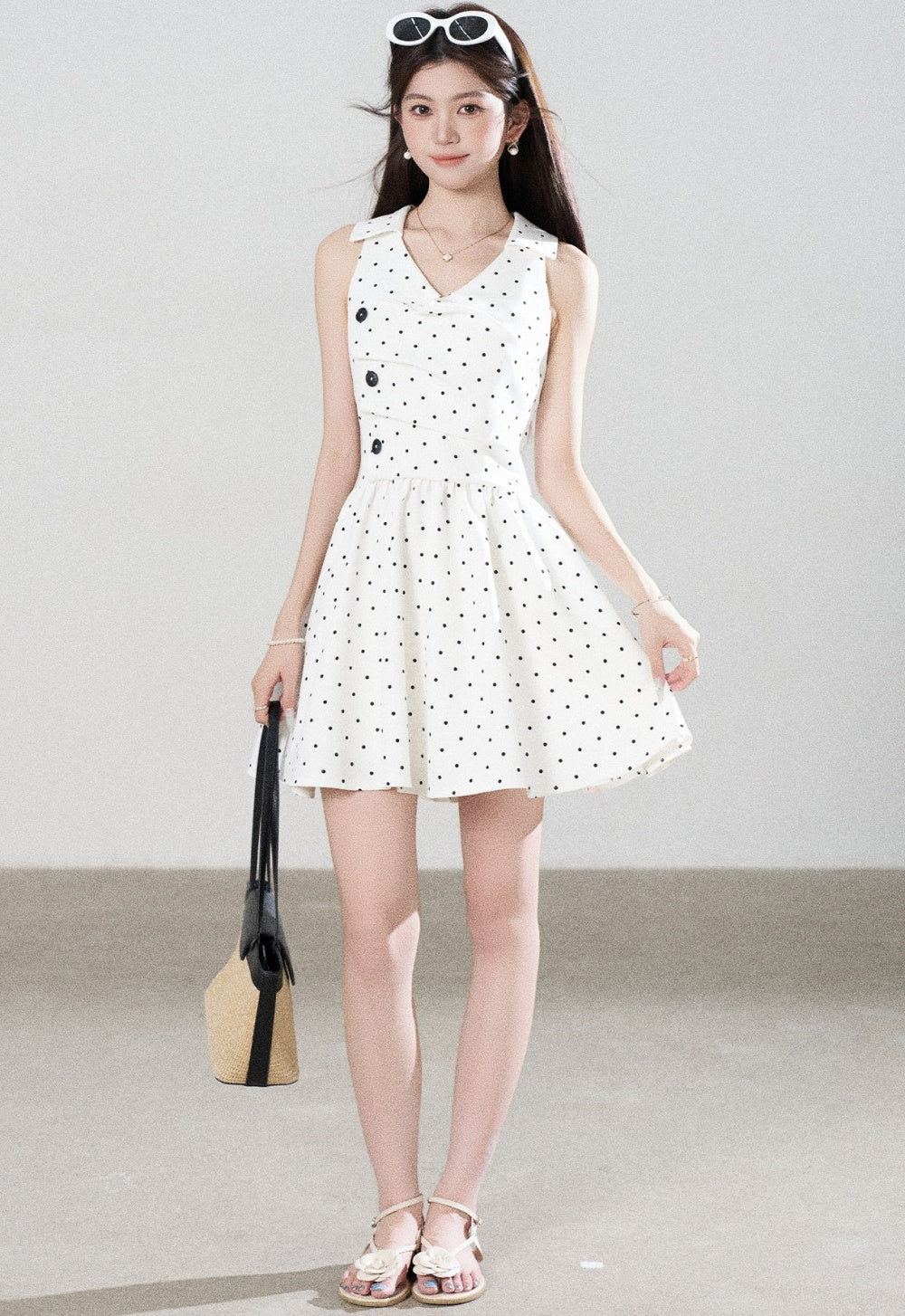 Vestido blanco de lunares con escote en V