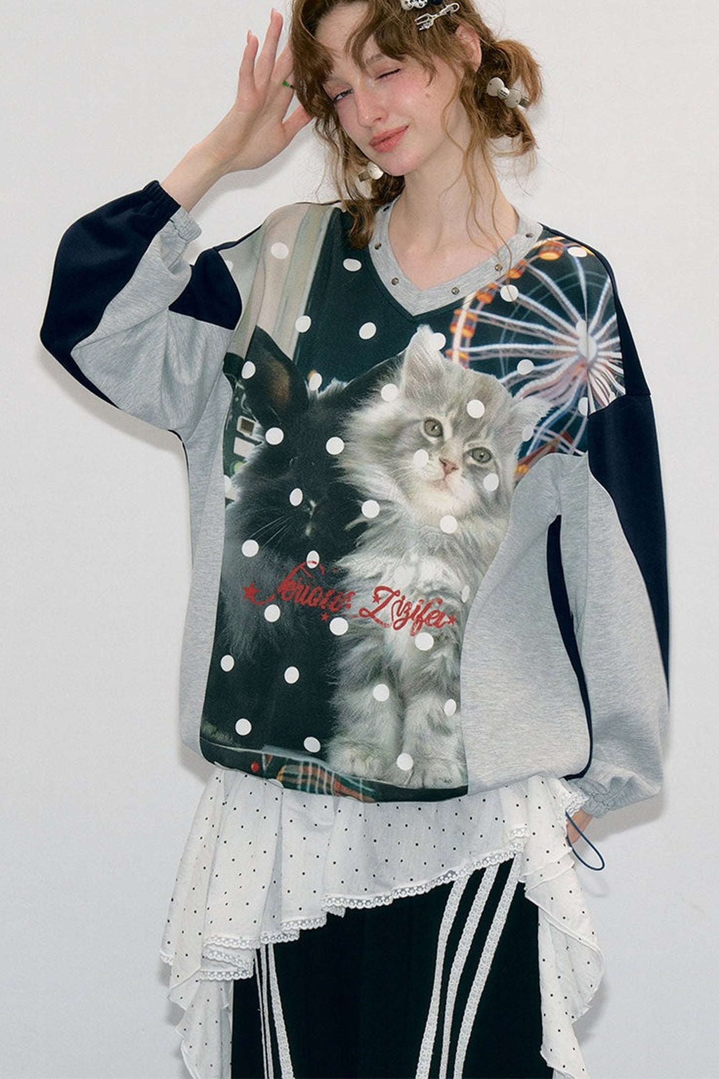Sweatshirt à col V avec empiècements, imprimé chat et pois