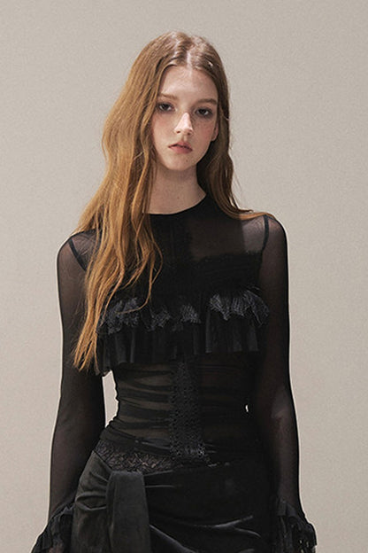 Blusa de encaje transparente con volantes y mangas acampanadas