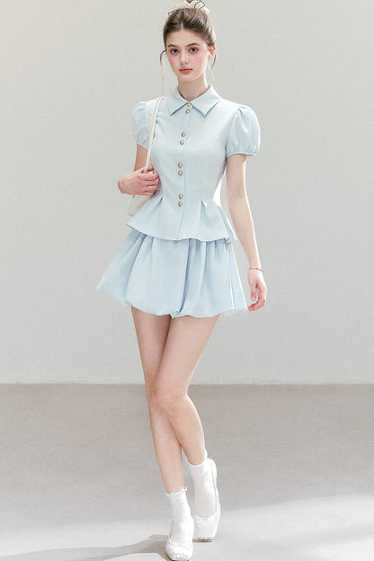 Completo camicia a maniche a sbuffo e gonna azzurro chiaro