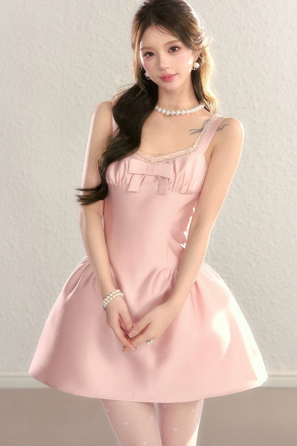Rosa französisches Kleid mit Schleife und U-Ausschnitt