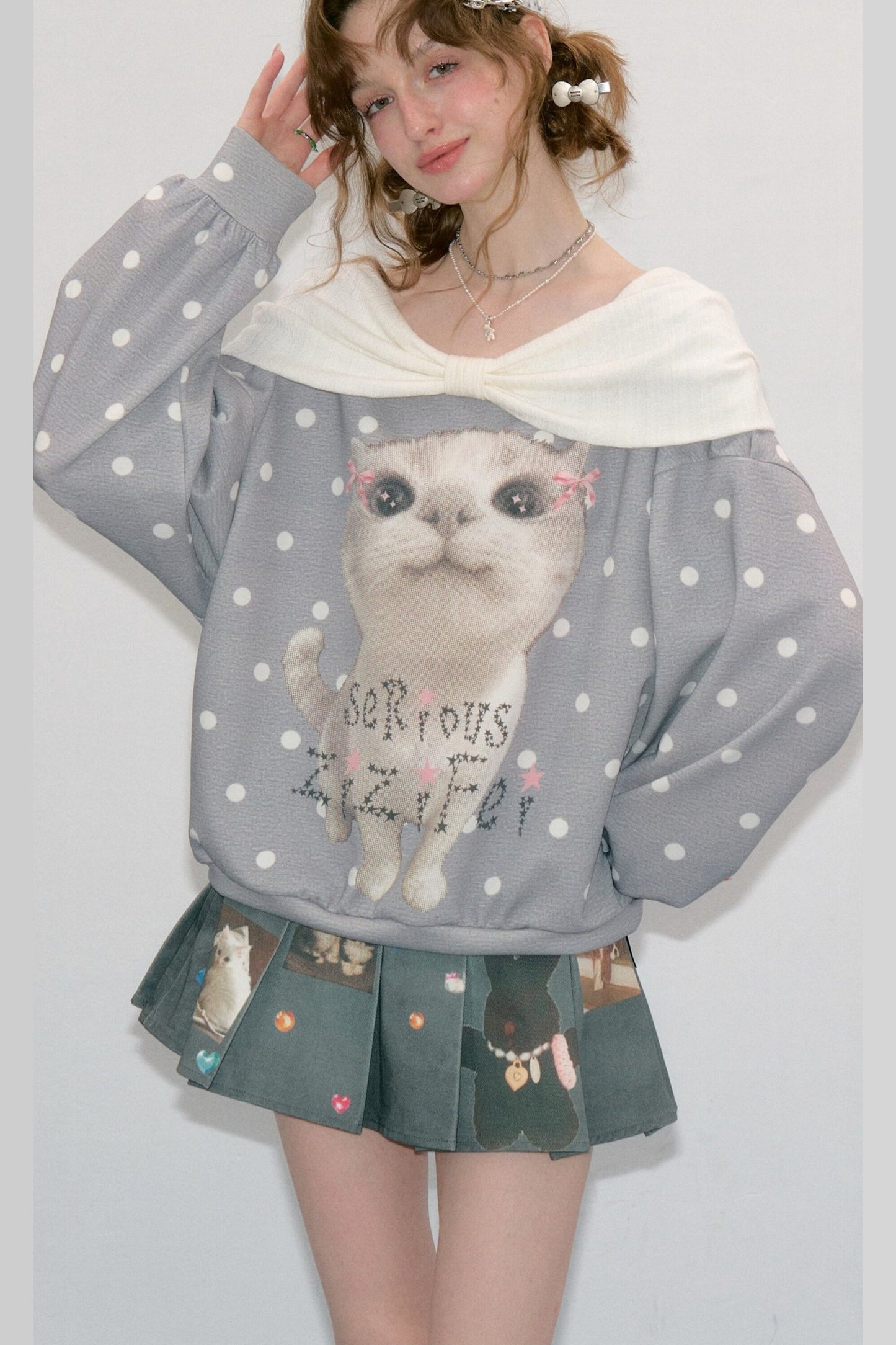 Sudadera gris con estampado de gato y lunares