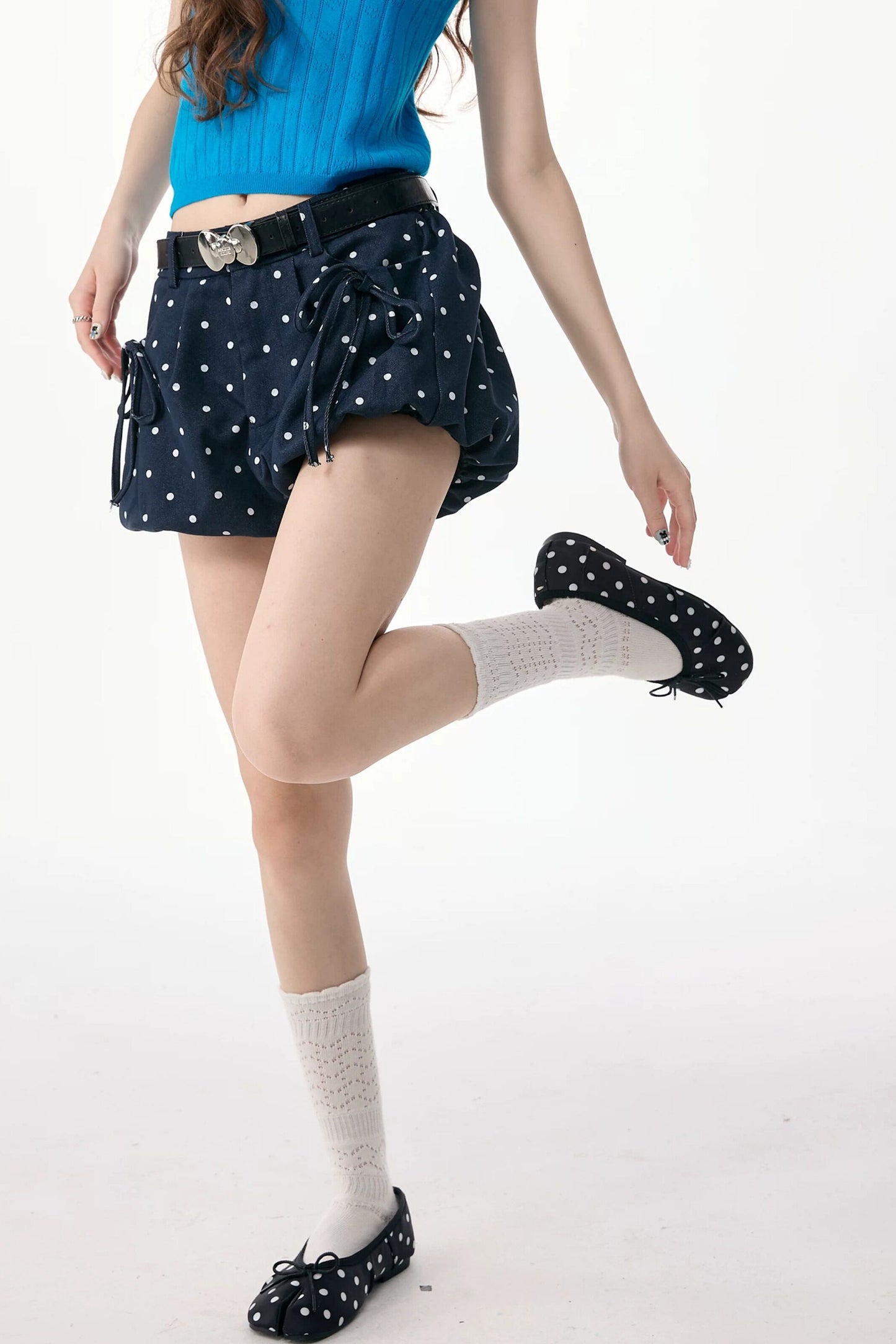 Dunkelblaue gepunktete Shorts mit hoher Taille