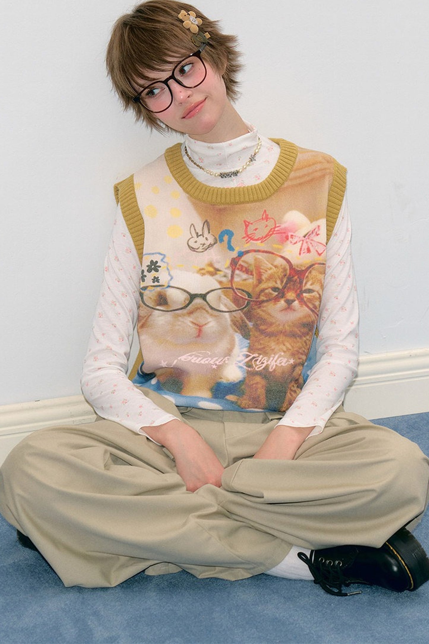 Gelbe Weste mit Katzen- und Hasenprint