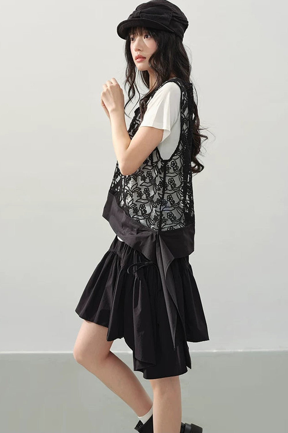 Gilet Nero Ricamato con Ritagli