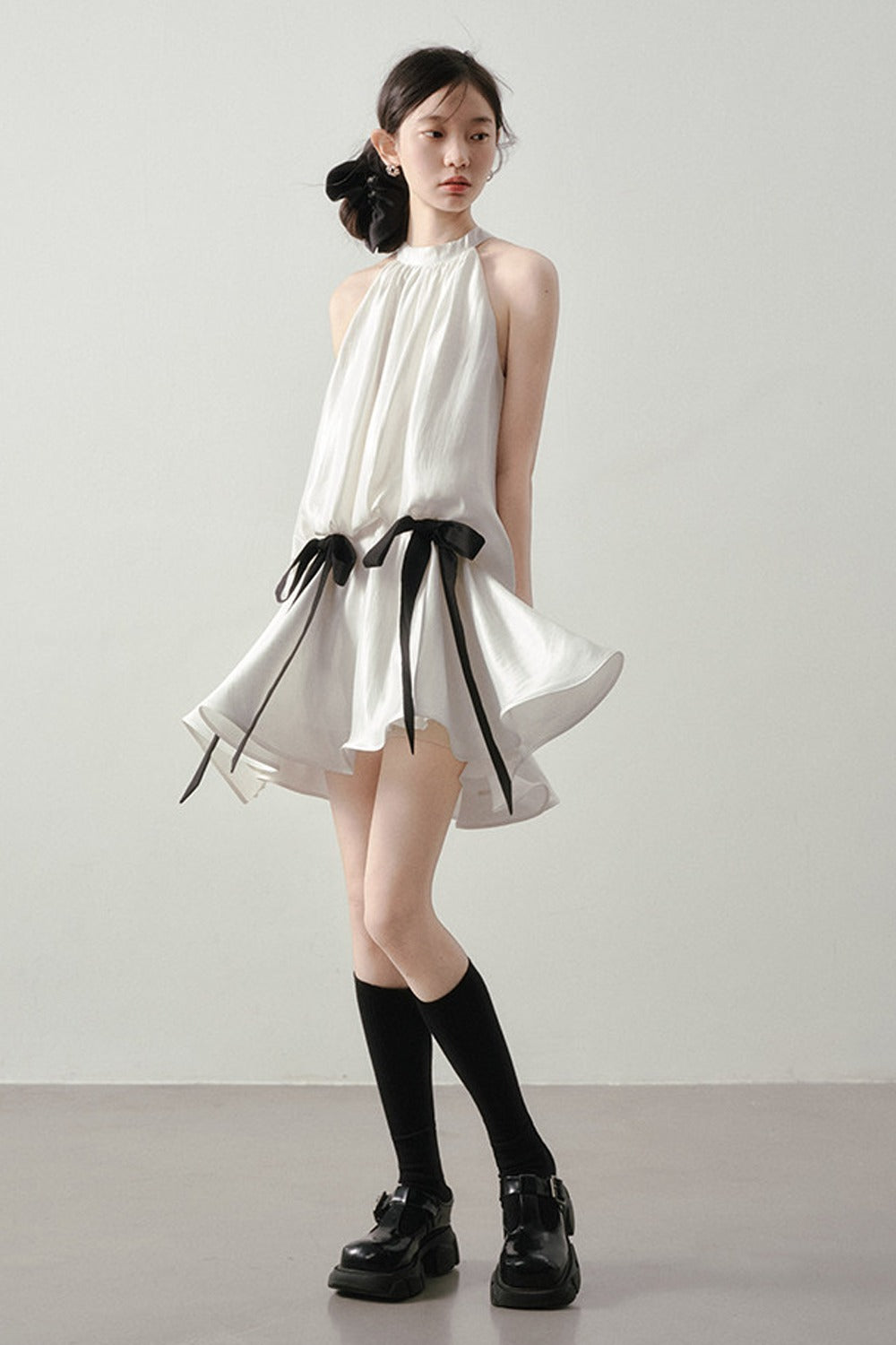 Vestido elegante de cuello halter con lazo