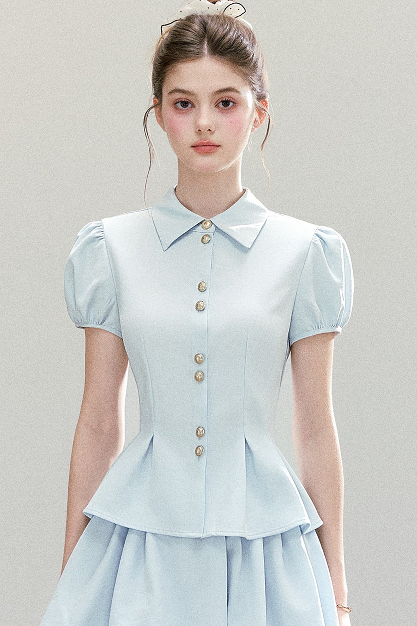 Completo camicia a maniche a sbuffo e gonna azzurro chiaro