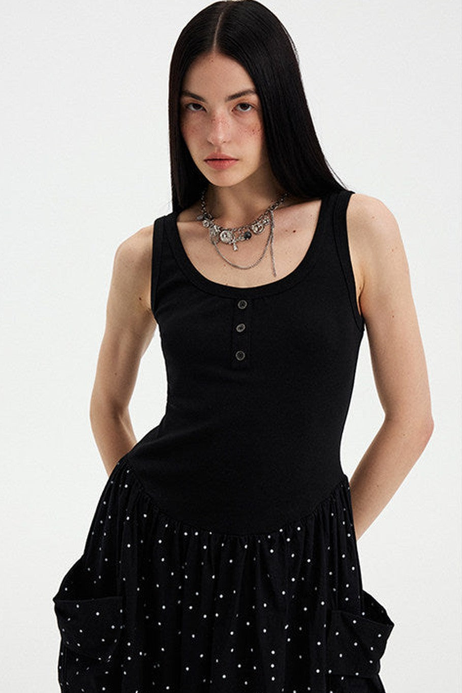 Vestido maxi evasé sin mangas de lunares