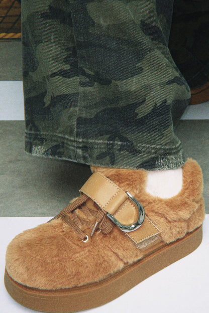 Sneakers morbide e pelose con suola spessa