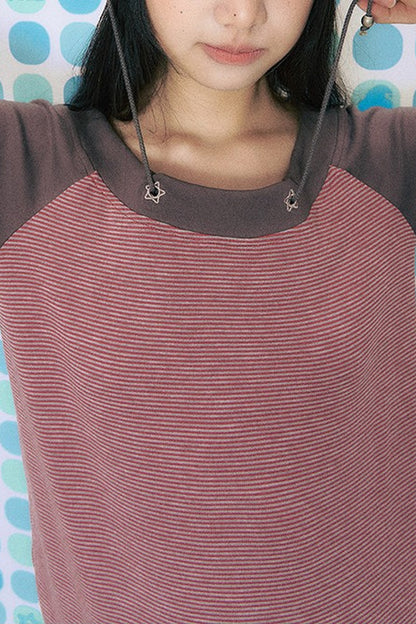 Schulterfreies gestreiftes Raglan-T-Shirt